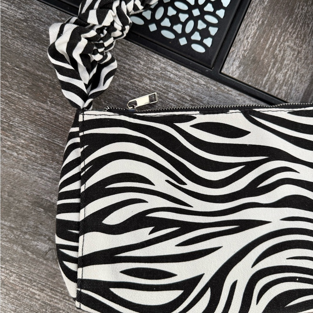 Zebra Shoulder Bag๐ค - Picture 3 of 6